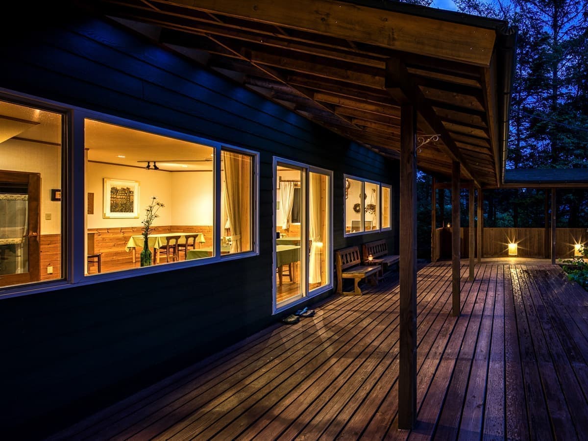 夕方の遊々舎外観